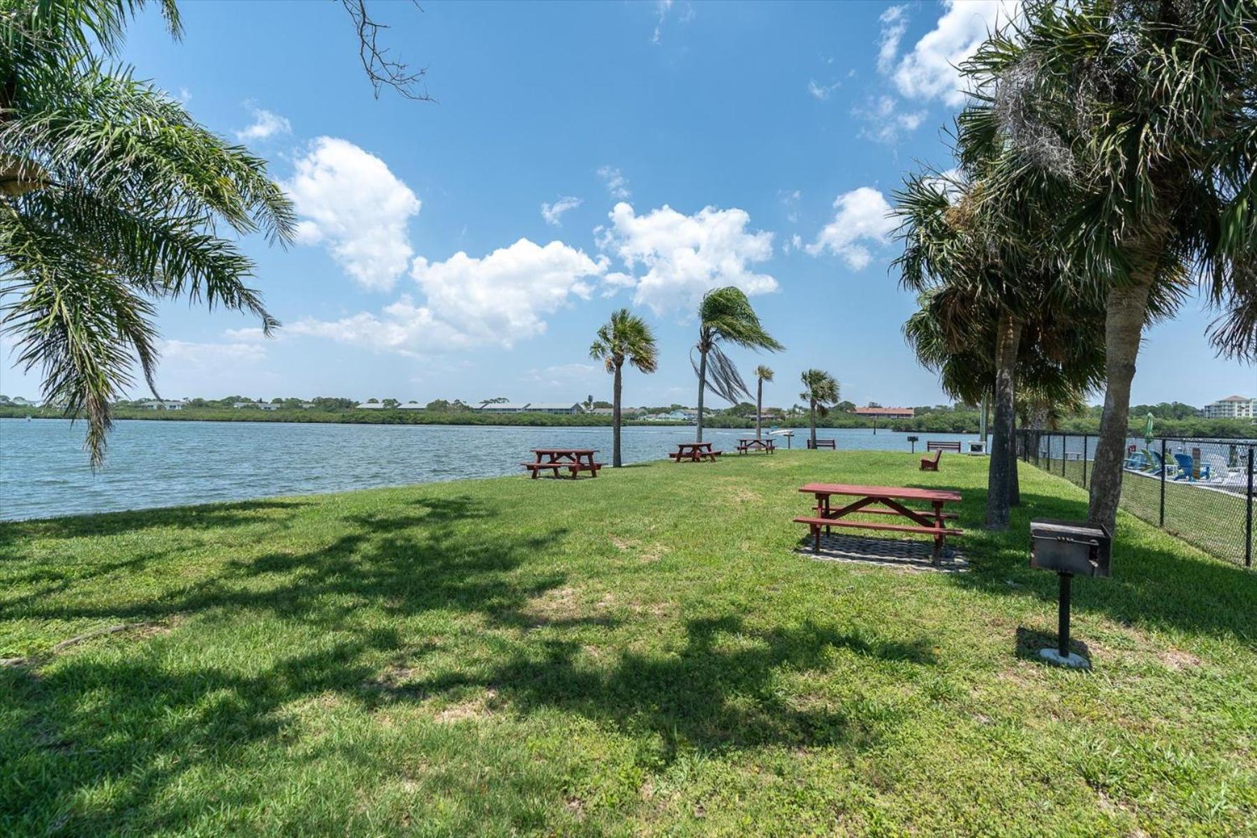 Indian Shores Waterway View, Walk To Beach, Pool Hot Tub, Dock Apartment