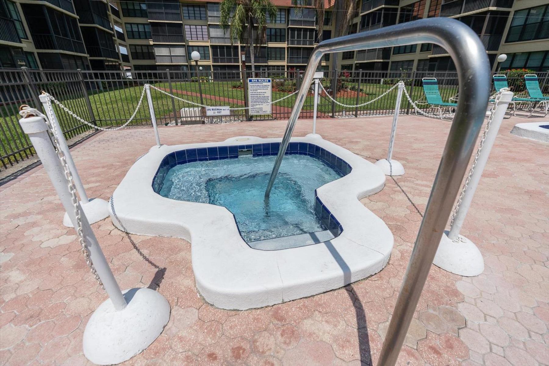 Indian Shores Waterway View, Walk To Beach, Pool Hot Tub, Dock