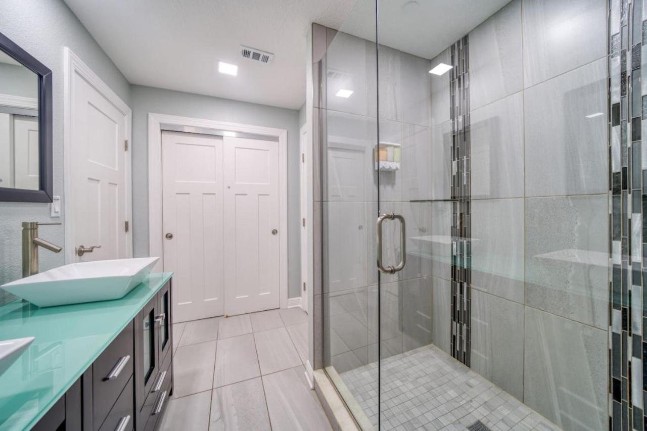 Holiday home 2,000 Sq Ft With Private Indoor Poolside Unit 4 At Four Shores