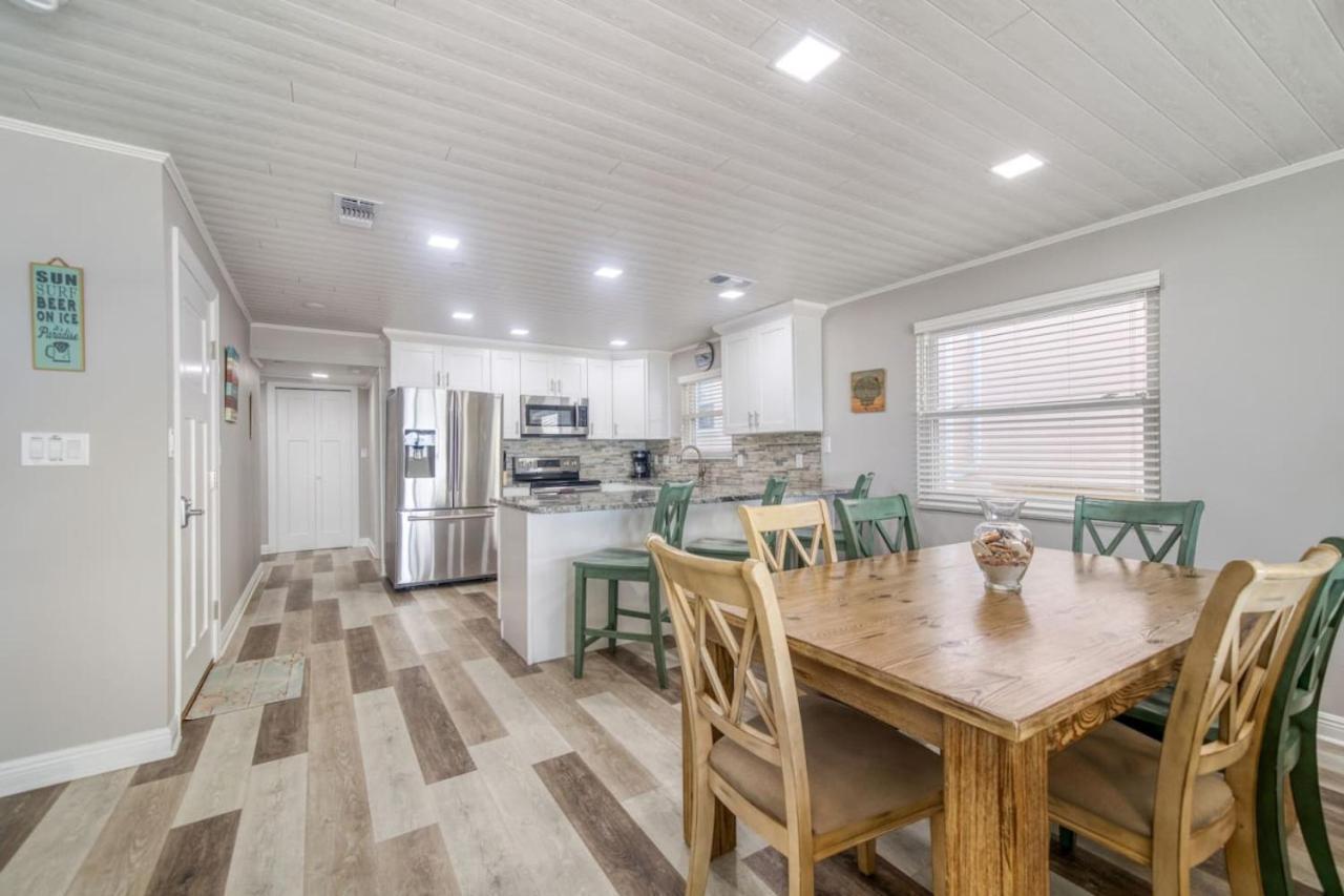 Four Shores Unit 2 Sunset Direct Gulf With Pool And Holiday home *