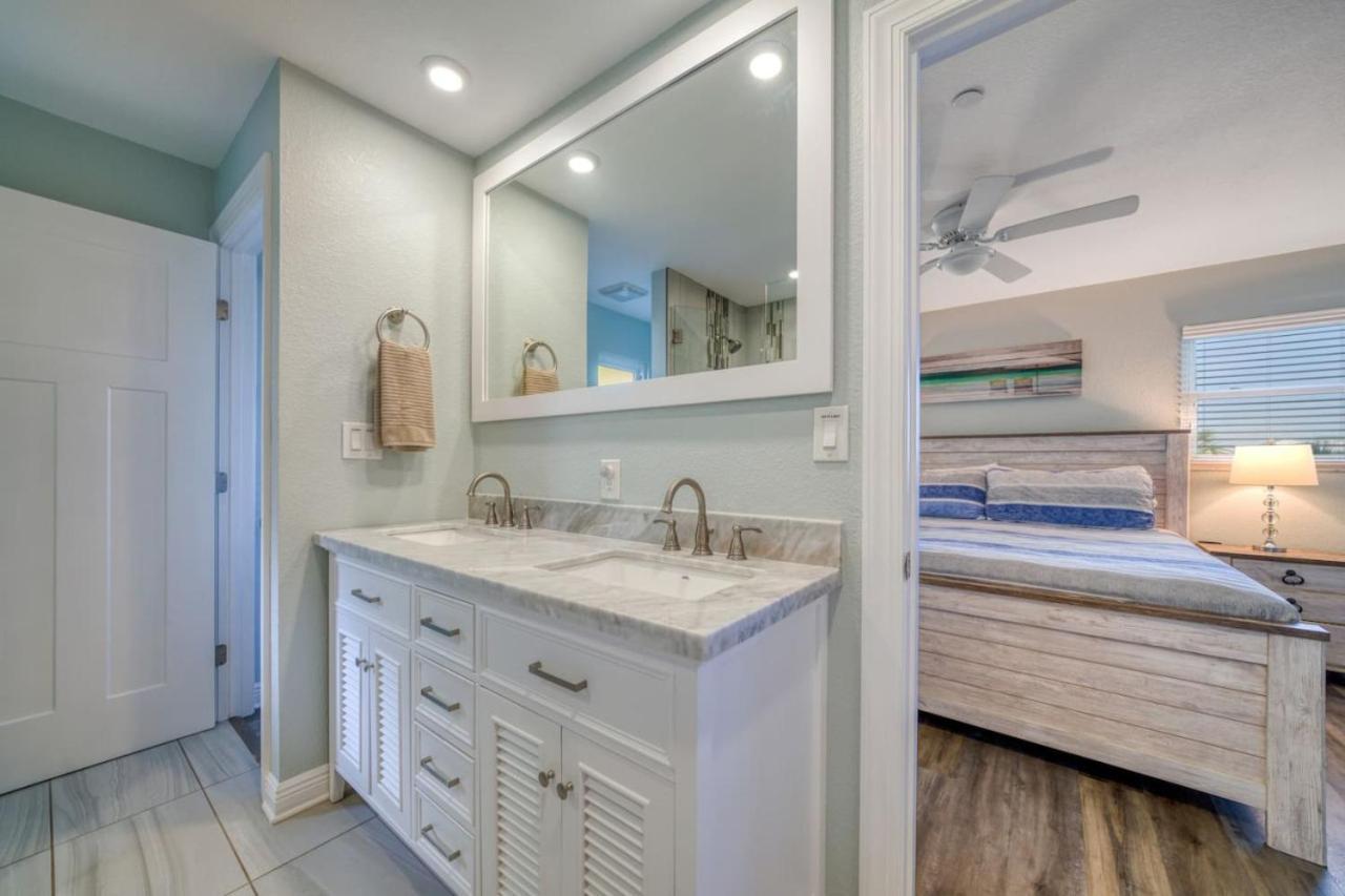 Four Shores Unit 3 Gulf Direct Gulf With Pool And Holiday home Clearwater Beach