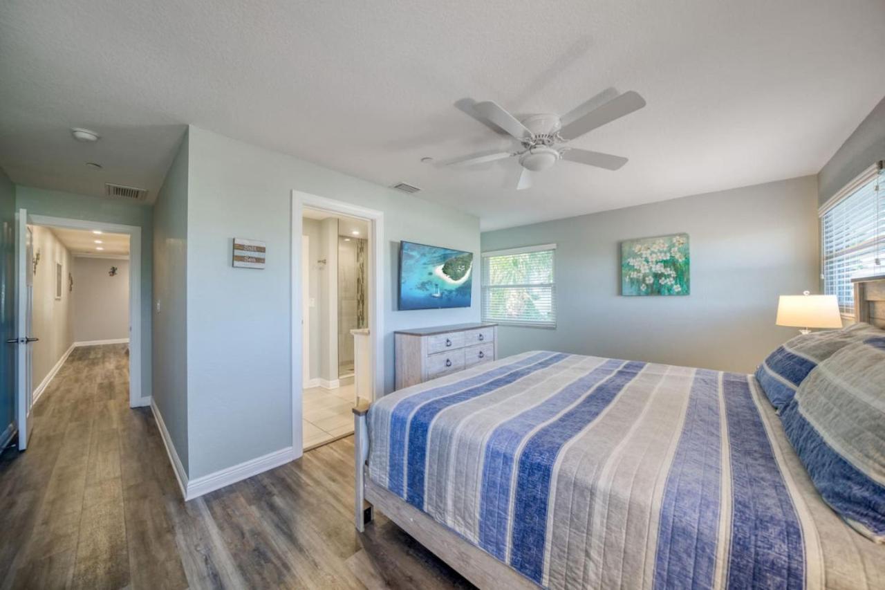 Four Shores Unit 3 Gulf Direct Gulf With Pool And Holiday home