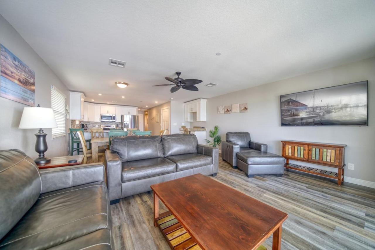 Four Shores Unit 3 Gulf Direct Gulf With Pool And Holiday home