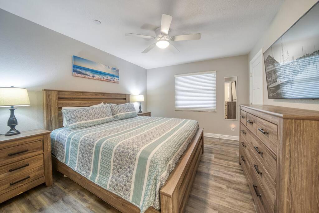 Four Shores Unit 1 Direct Gulf With Pool & Holiday home *