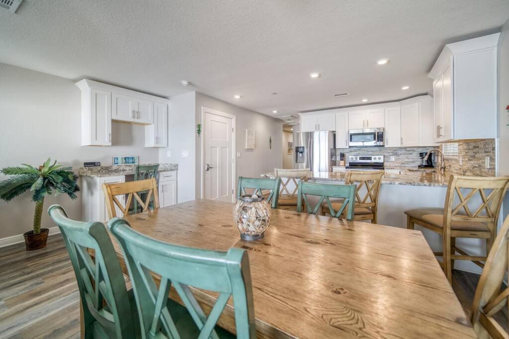 Four Shores Unit 1 Direct Gulf With Pool & Holiday home *