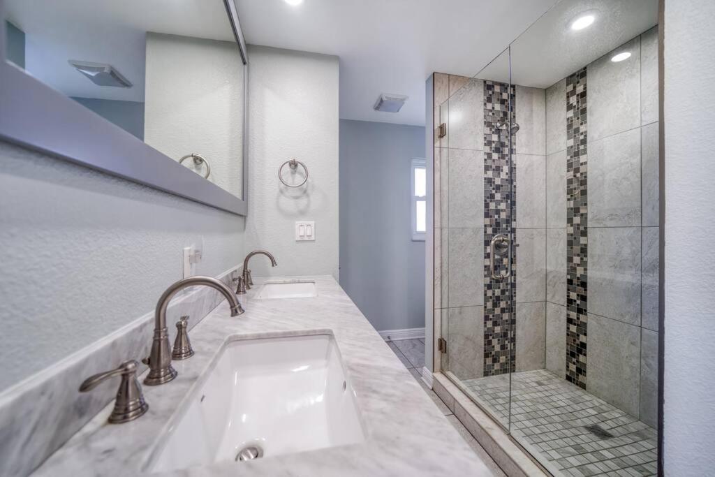 Four Shores Unit 1 Direct Gulf With Pool & Holiday home *
