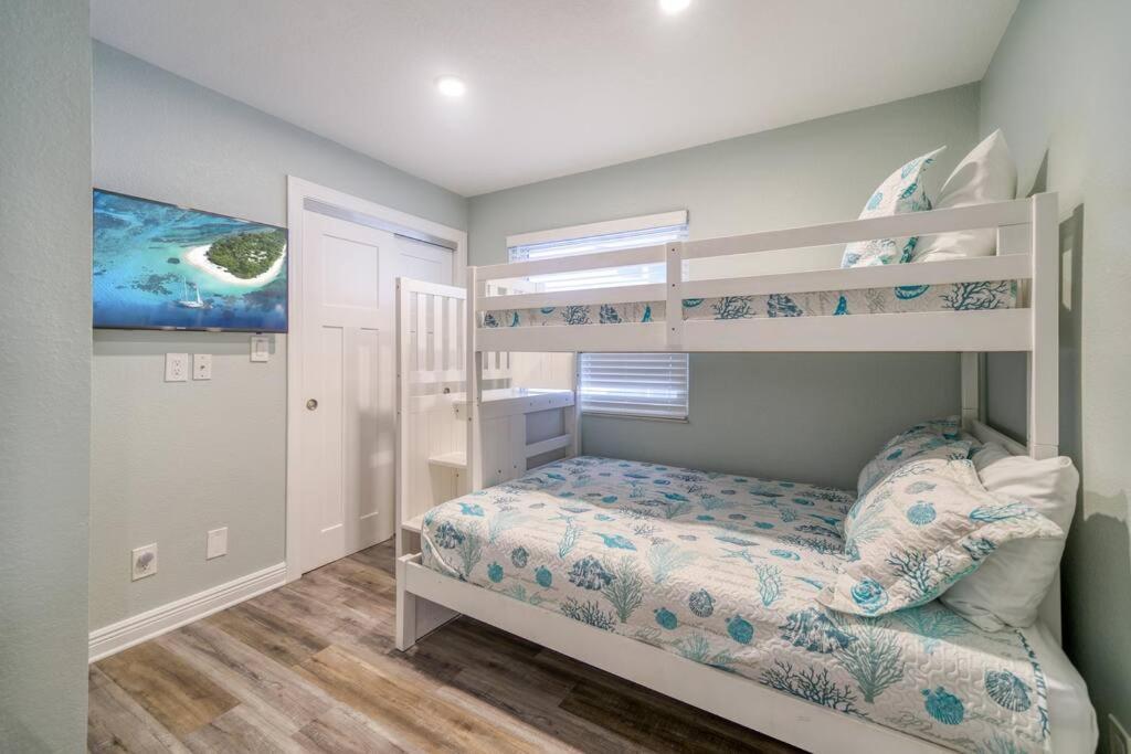 Four Shores Unit 1 Direct Gulf With Pool & Holiday home Clearwater Beach