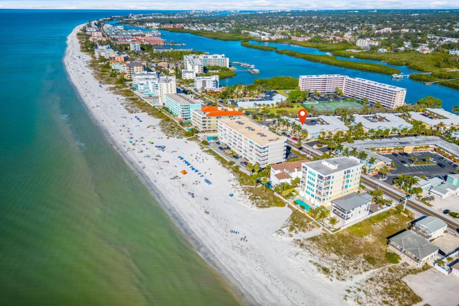 Gulf Coast Gem Private - 2bed, 1bath, Sleeps 6, Across The Street From & Gulf, Game Room, Pool Clearwater Beach