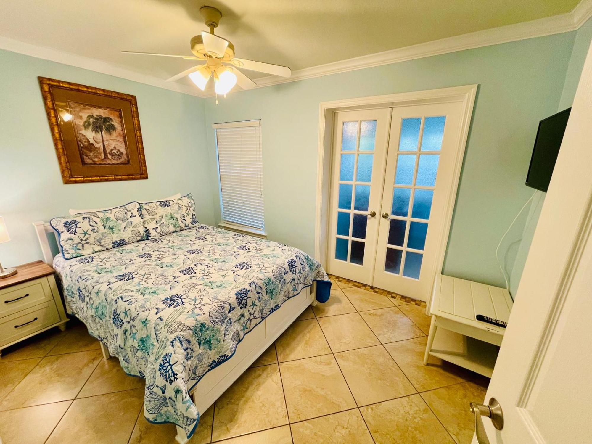 Apartment Gulf Coast Gem Private - 2bed, 1bath, Sleeps 6, Across The Street From & Gulf, Game Room, Pool *
