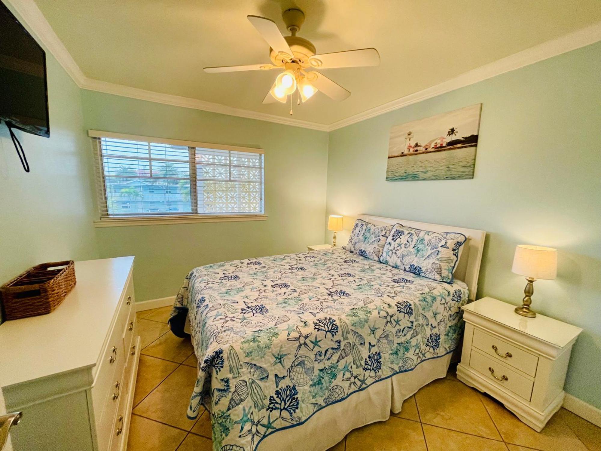 Apartment Gulf Coast Gem Private - 2bed, 1bath, Sleeps 6, Across The Street From & Gulf, Game Room, Pool