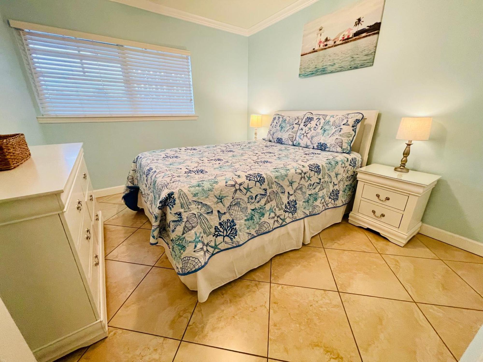 Apartment Gulf Coast Gem Private - 2bed, 1bath, Sleeps 6, Across The Street From & Gulf, Game Room, Pool *