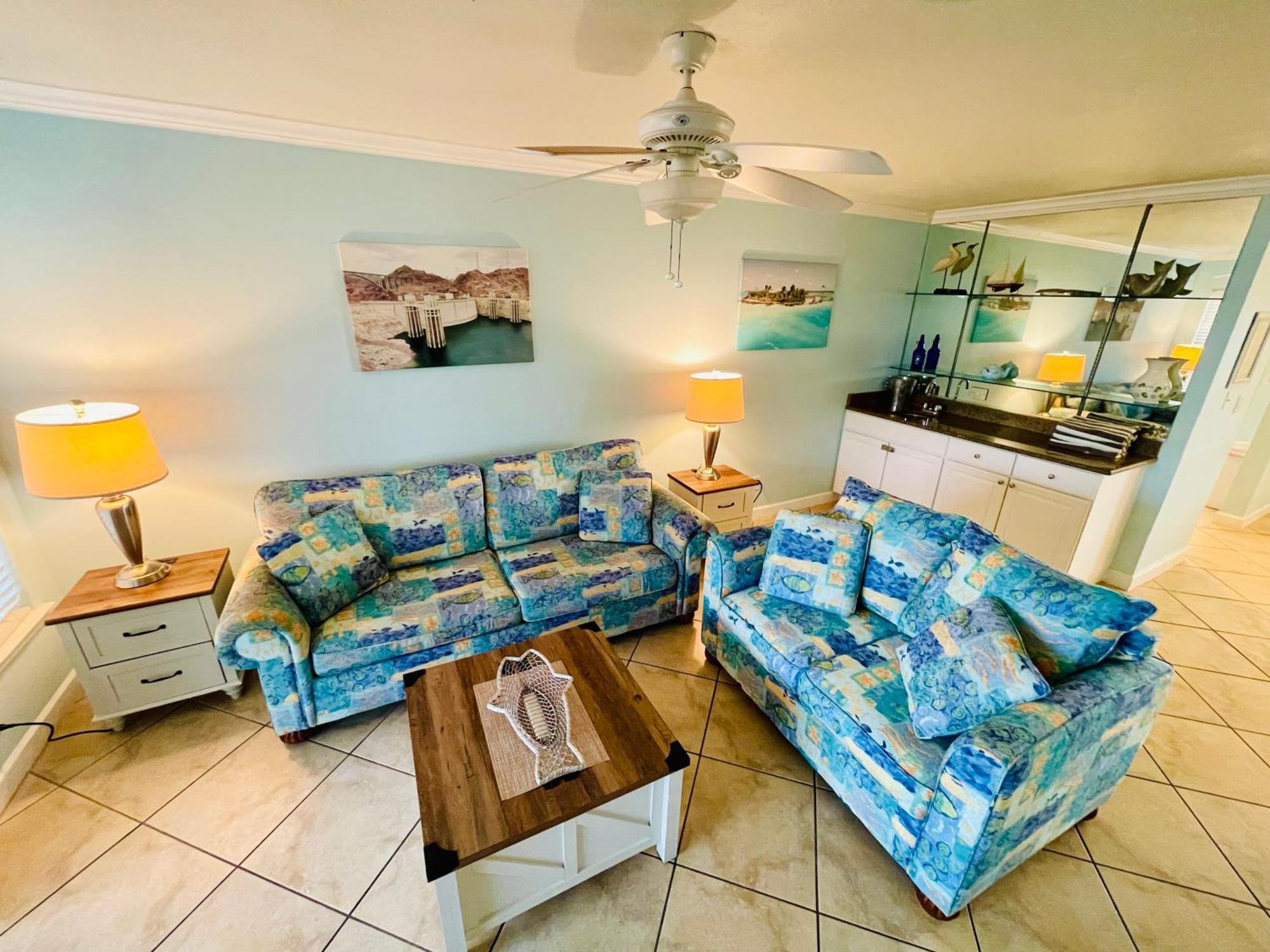 Gulf Coast Gem Private - 2bed, 1bath, Sleeps 6, Across The Street From & Gulf, Game Room, Pool Apartment Clearwater Beach