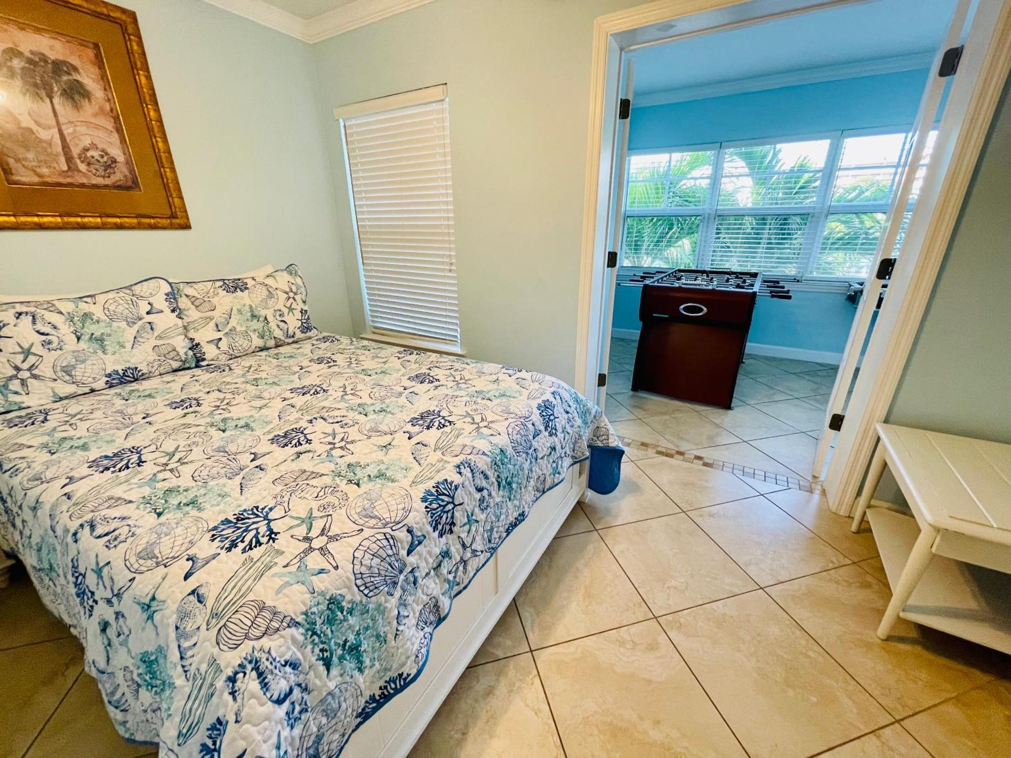 Gulf Coast Gem Private - 2bed, 1bath, Sleeps 6, Across The Street From & Gulf, Game Room, Pool Clearwater Beach