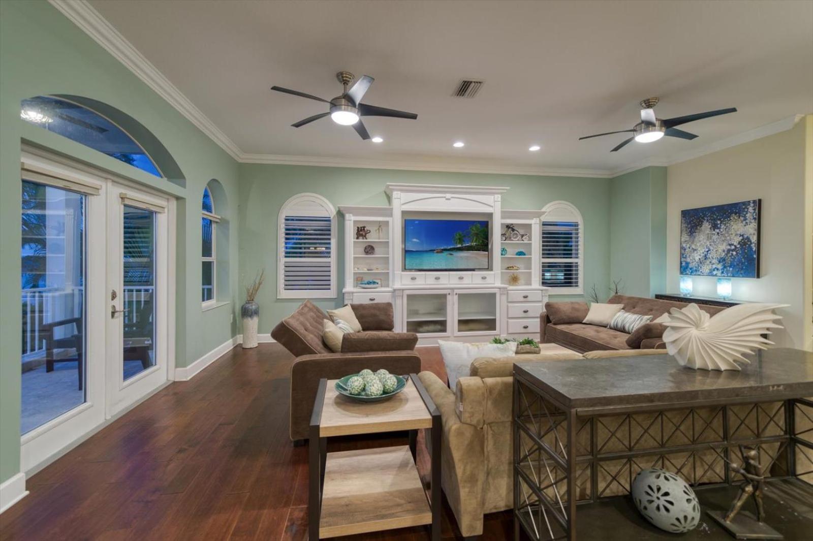 Waterfront Luxury W/ Heated Salt Pool & Golf Cart Holiday home *