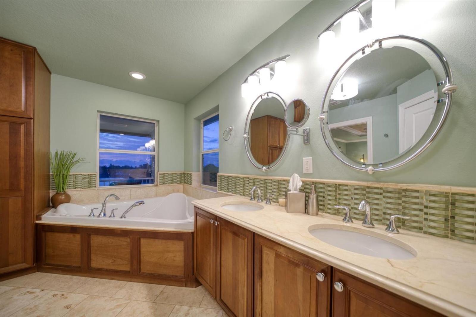 Holiday home Waterfront Luxury W/ Heated Salt Pool & Golf Cart