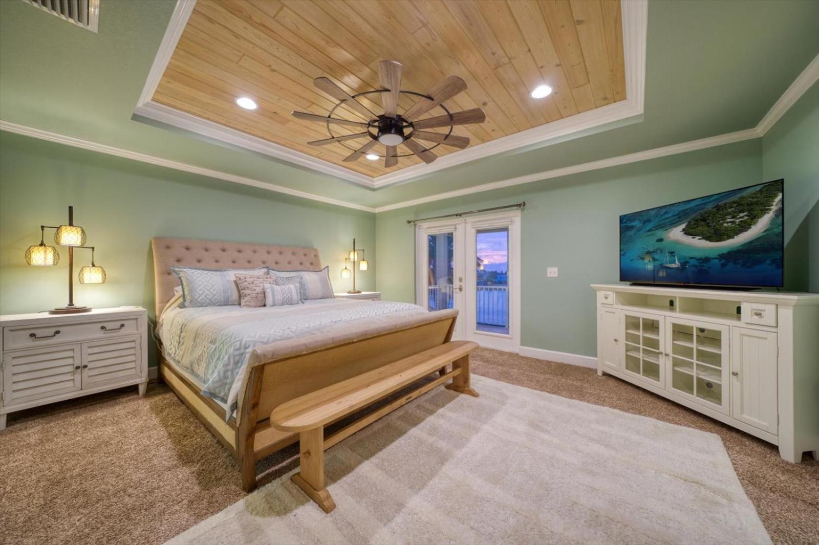 Waterfront Luxury W/ Heated Salt Pool & Golf Cart Holiday home *