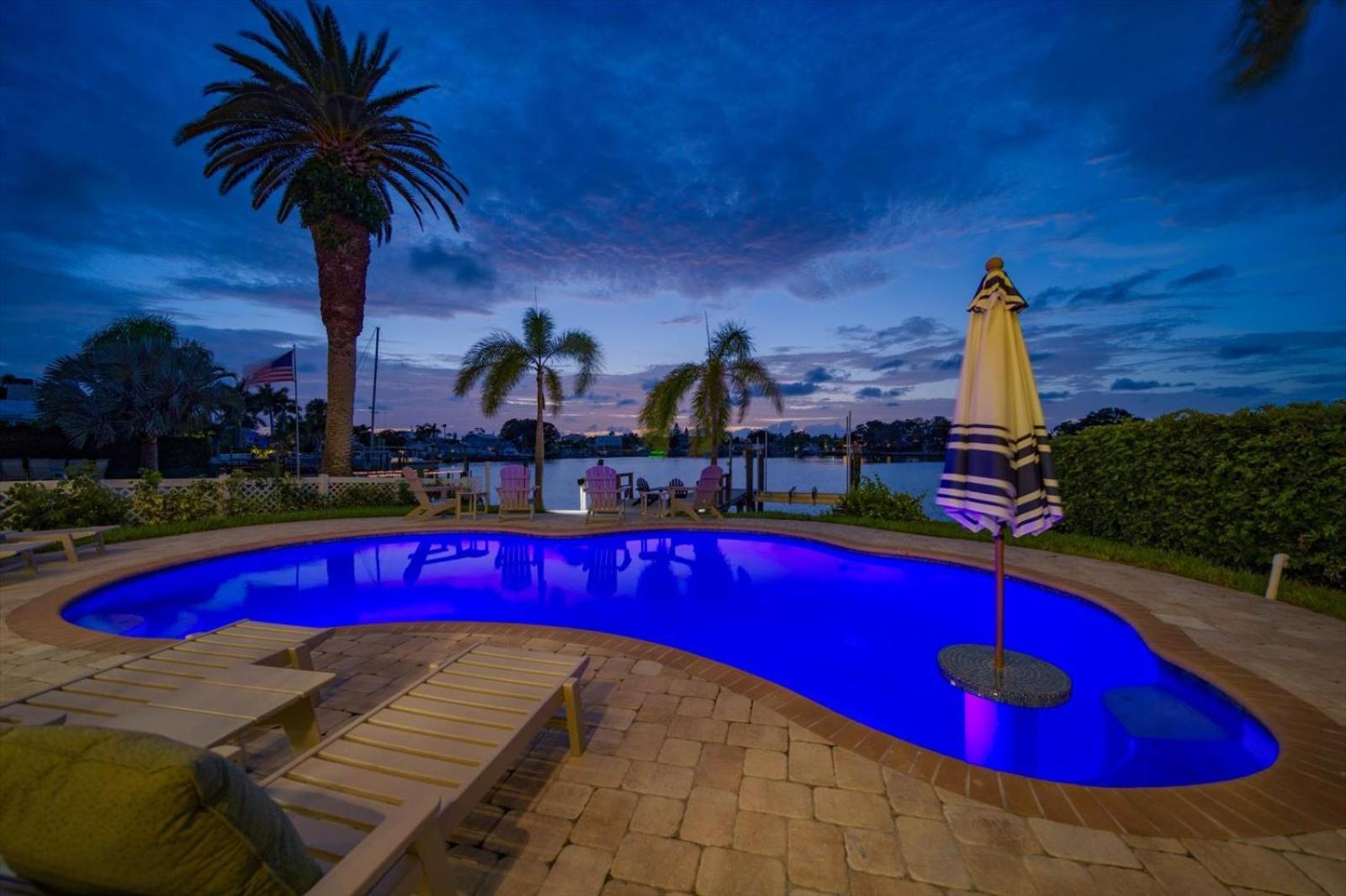 Holiday home Waterfront Luxury W/ Heated Salt Pool & Golf Cart