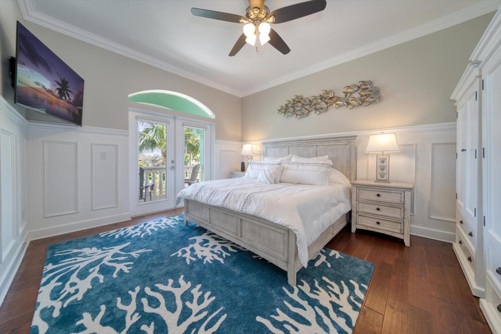 Waterfront Luxury W/ Heated Salt Pool & Golf Cart Holiday home *