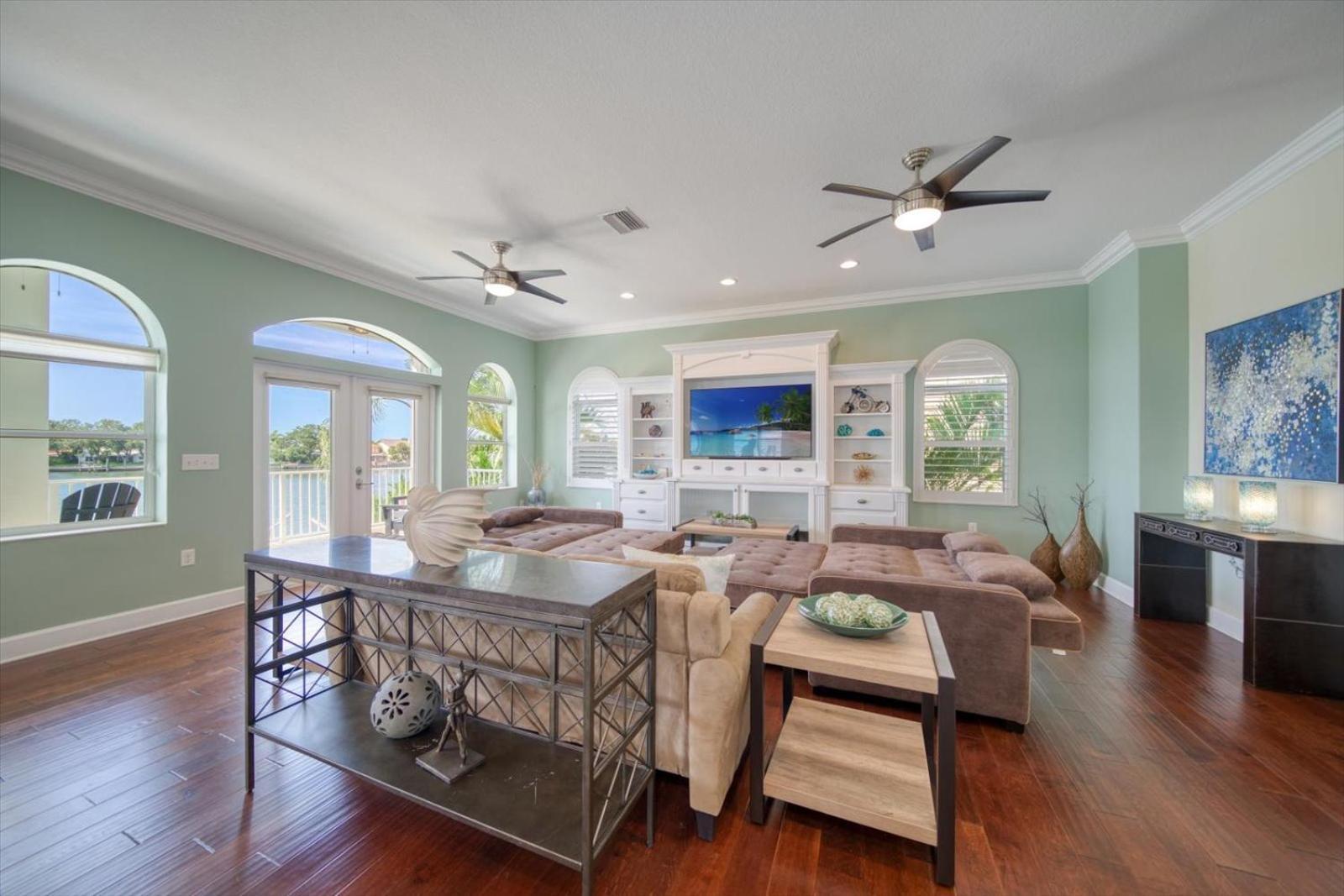 Waterfront Luxury W/ Heated Salt Pool & Golf Cart Holiday home