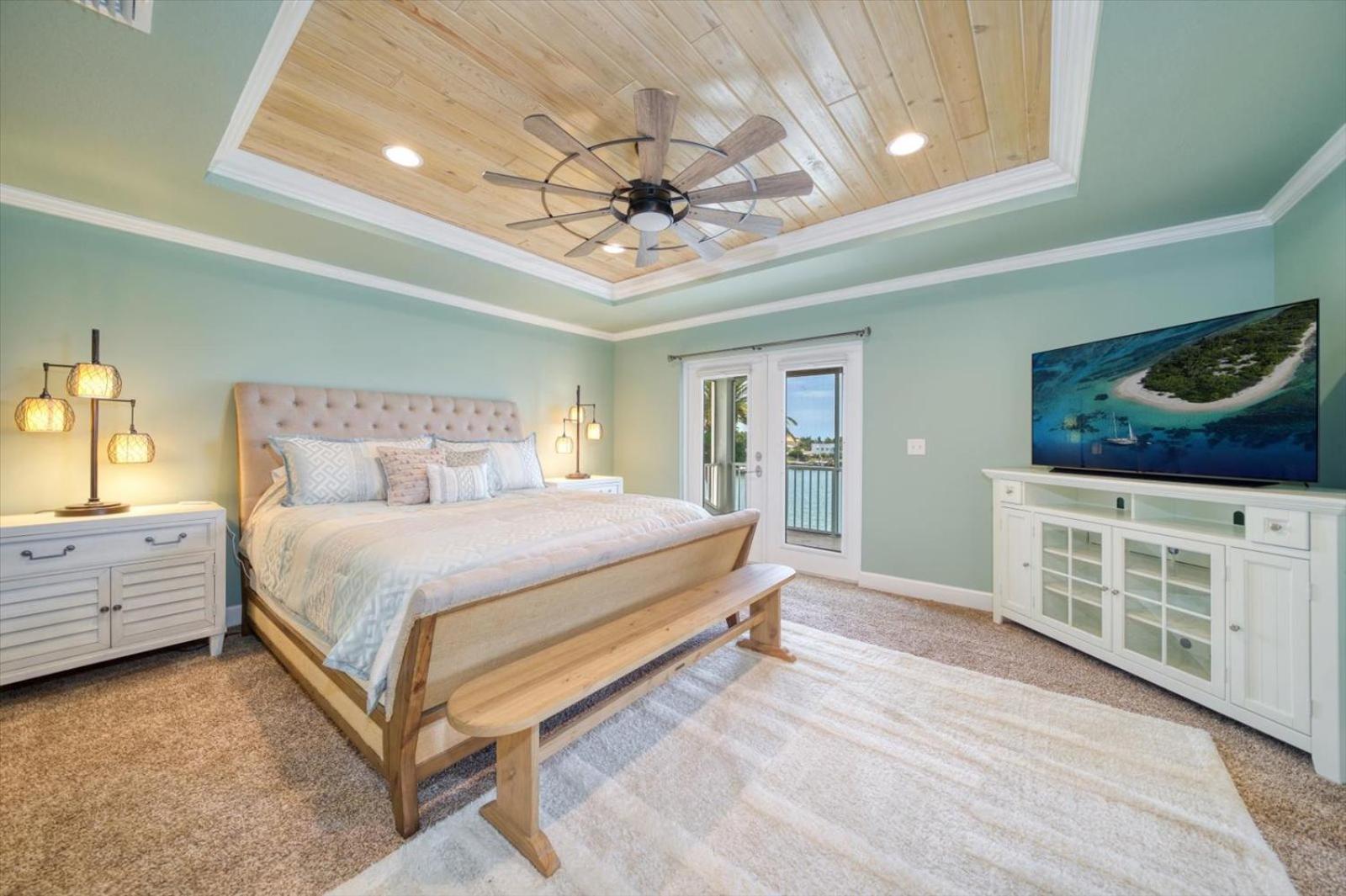 Waterfront Luxury W/ Heated Salt Pool & Golf Cart Holiday home