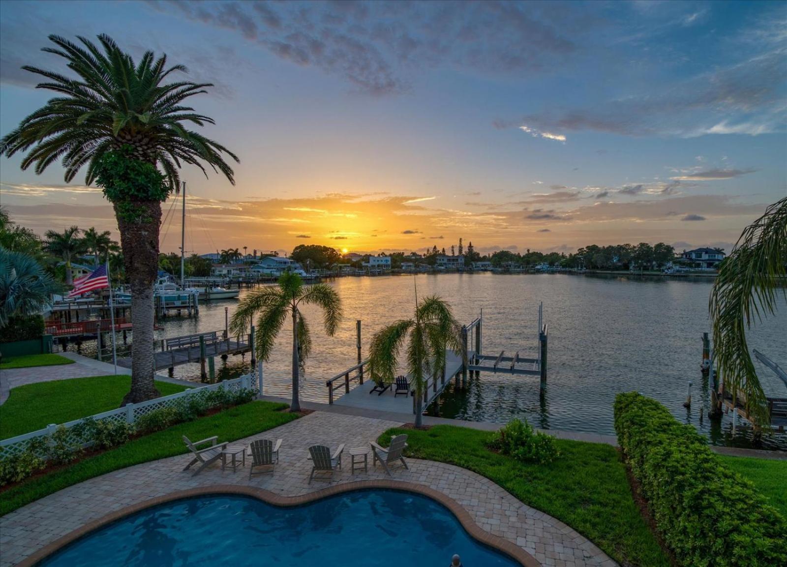 Waterfront Luxury W/ Heated Salt Pool & Golf Cart Holiday home Clearwater Beach