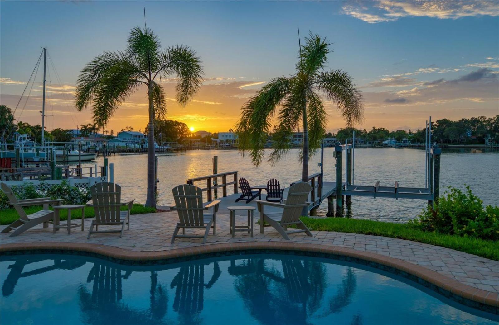 Waterfront Luxury W/ Heated Salt Pool & Golf Cart * Clearwater Beach