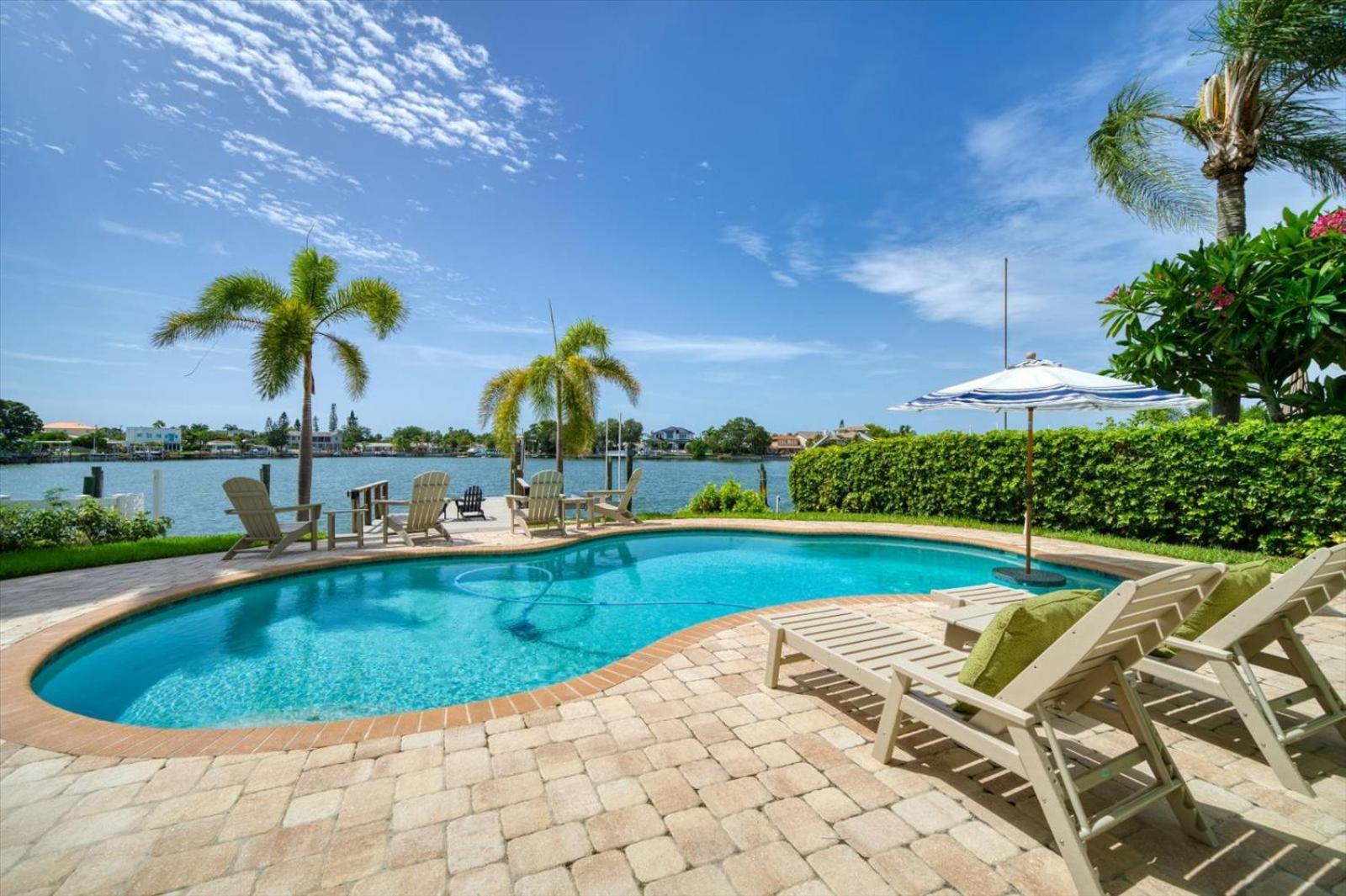 Waterfront Luxury W/ Heated Salt Pool & Golf Cart Holiday home *
