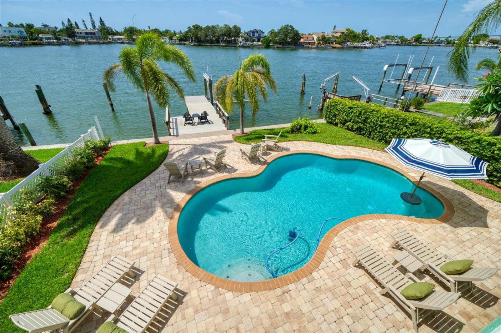 Holiday home Waterfront Luxury W/ Heated Salt Pool & Golf Cart