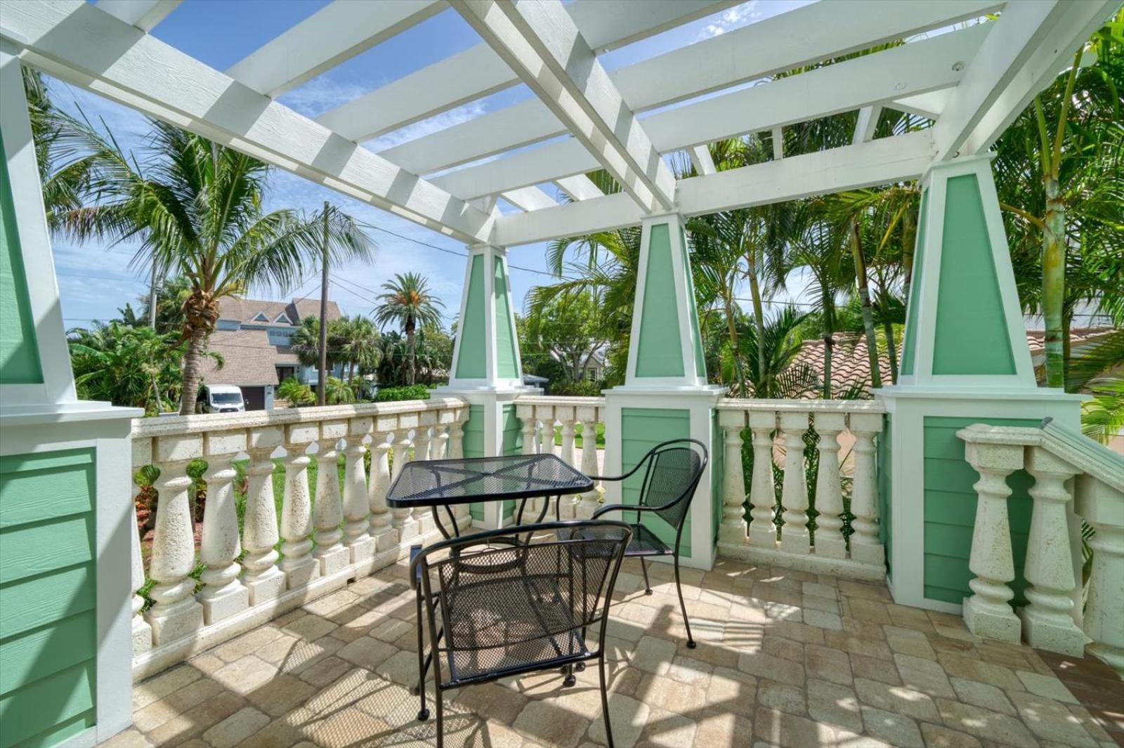 Holiday home Waterfront Luxury W/ Heated Salt Pool & Golf Cart
