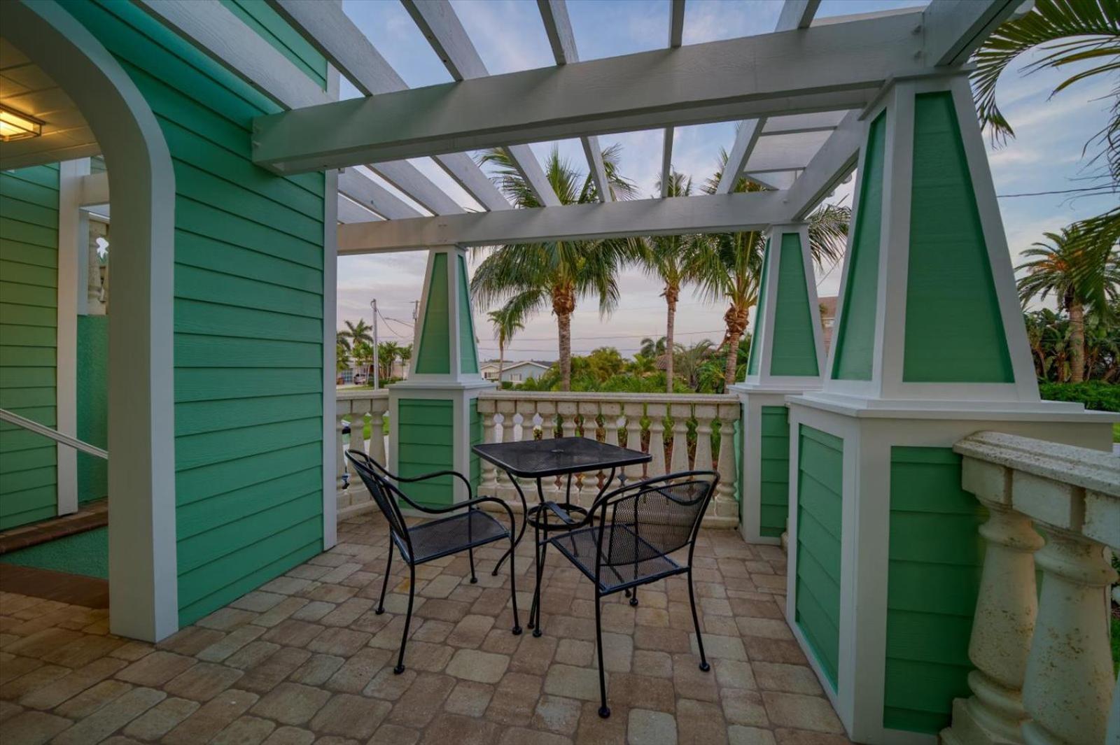 Holiday home Waterfront Luxury W/ Heated Salt Pool & Golf Cart *