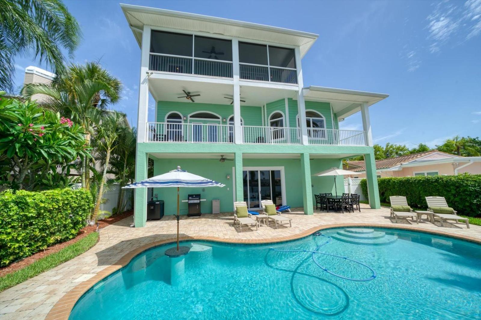 Waterfront Luxury W/ Heated Salt Pool & Golf Cart Holiday home *