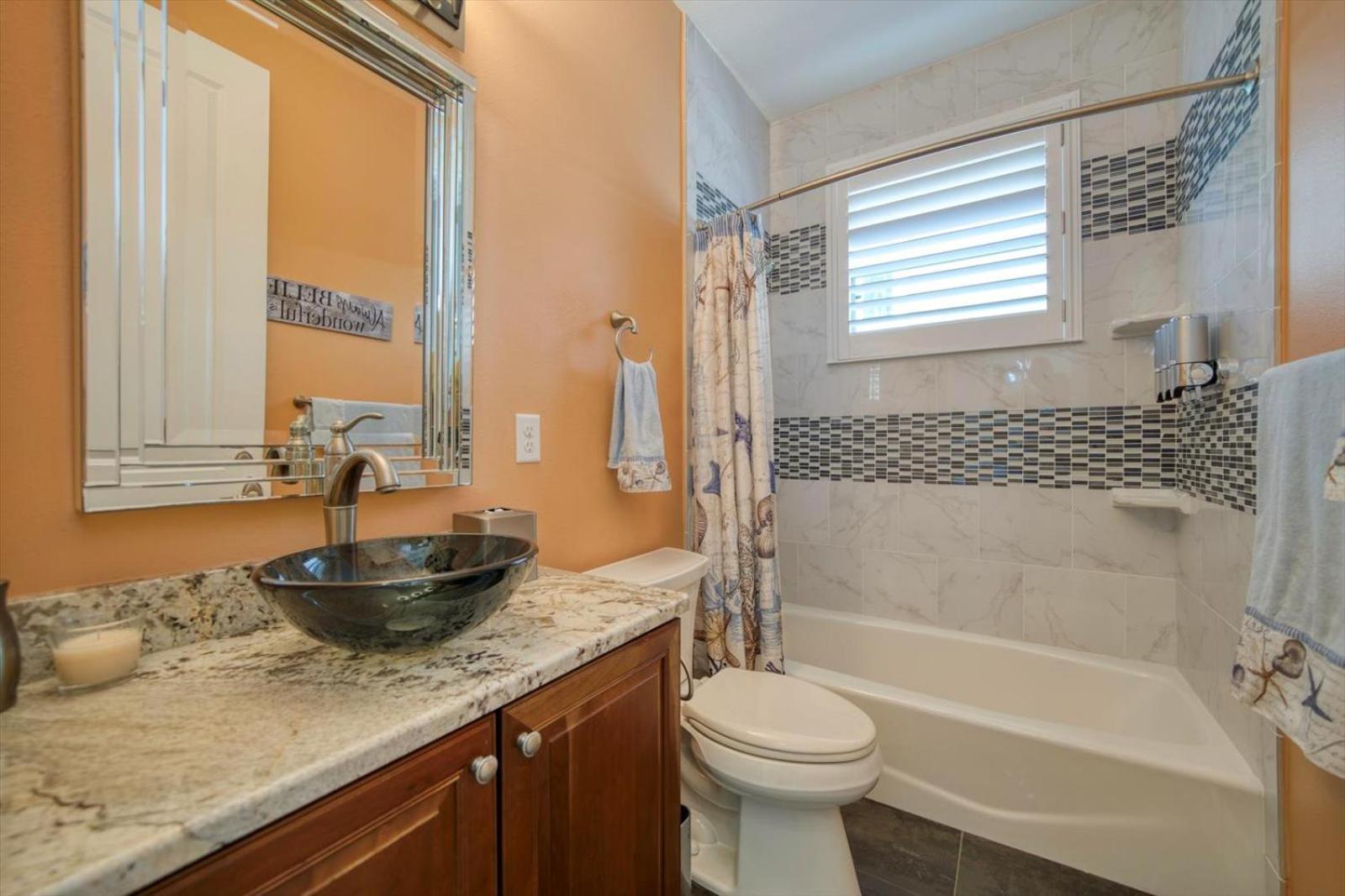Waterfront Luxury W/ Heated Salt Pool & Golf Cart Holiday home *