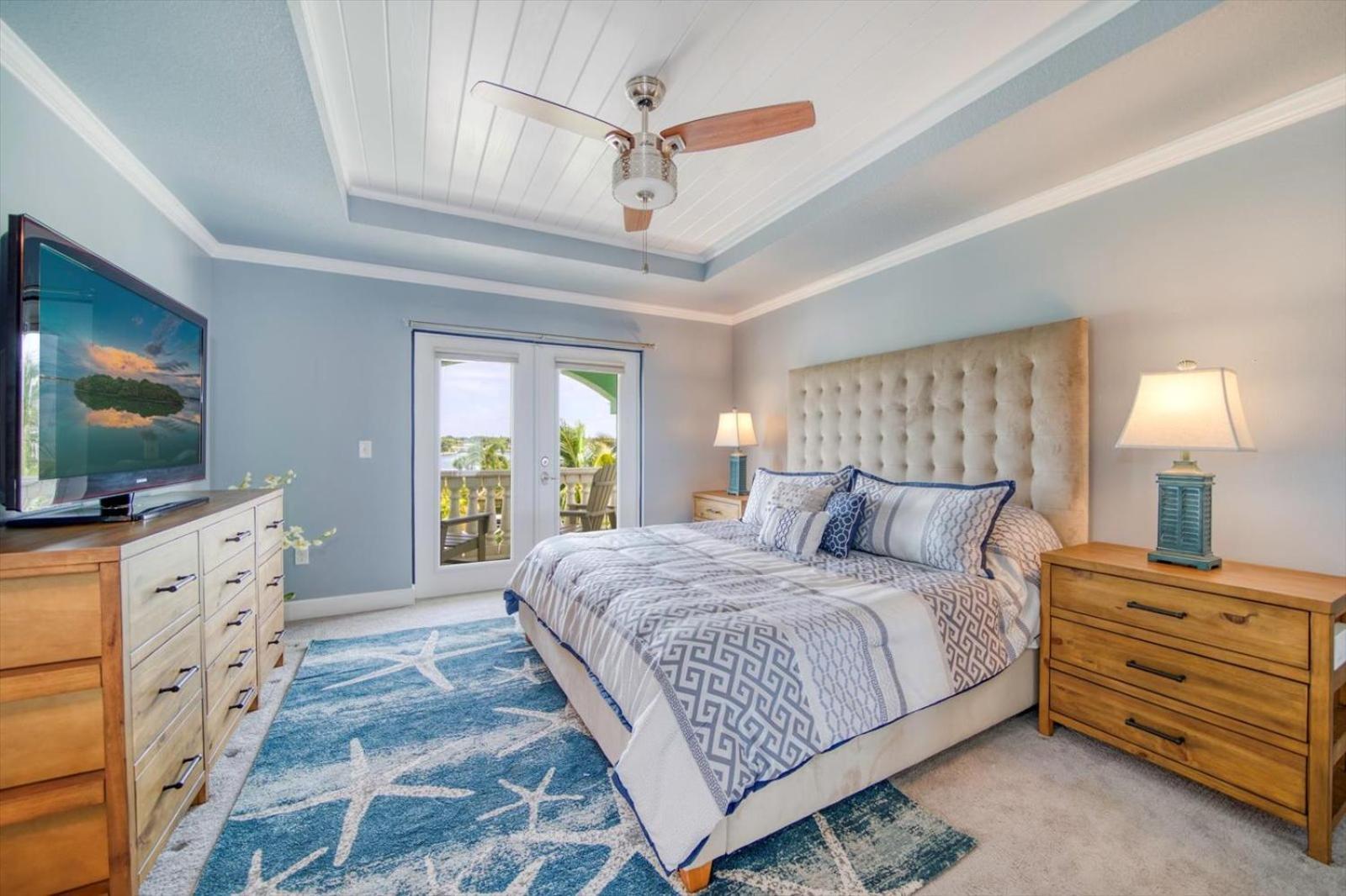 Waterfront Luxury W/ Heated Salt Pool & Golf Cart Holiday home *