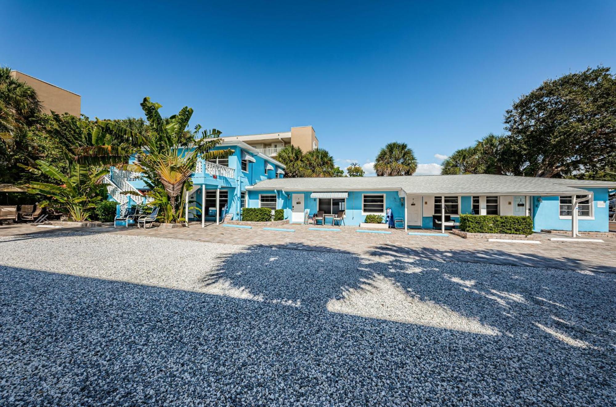 Blue Water Beachside 6 Apartment