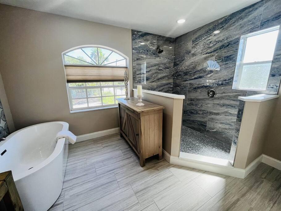 6 Bedrooms 4 Bath With And Heated Pool * Clearwater Beach
