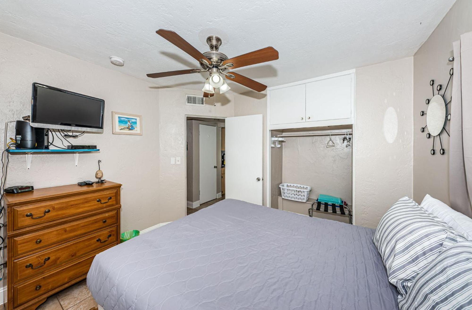 Tropical Blue Water Beachside 7 *