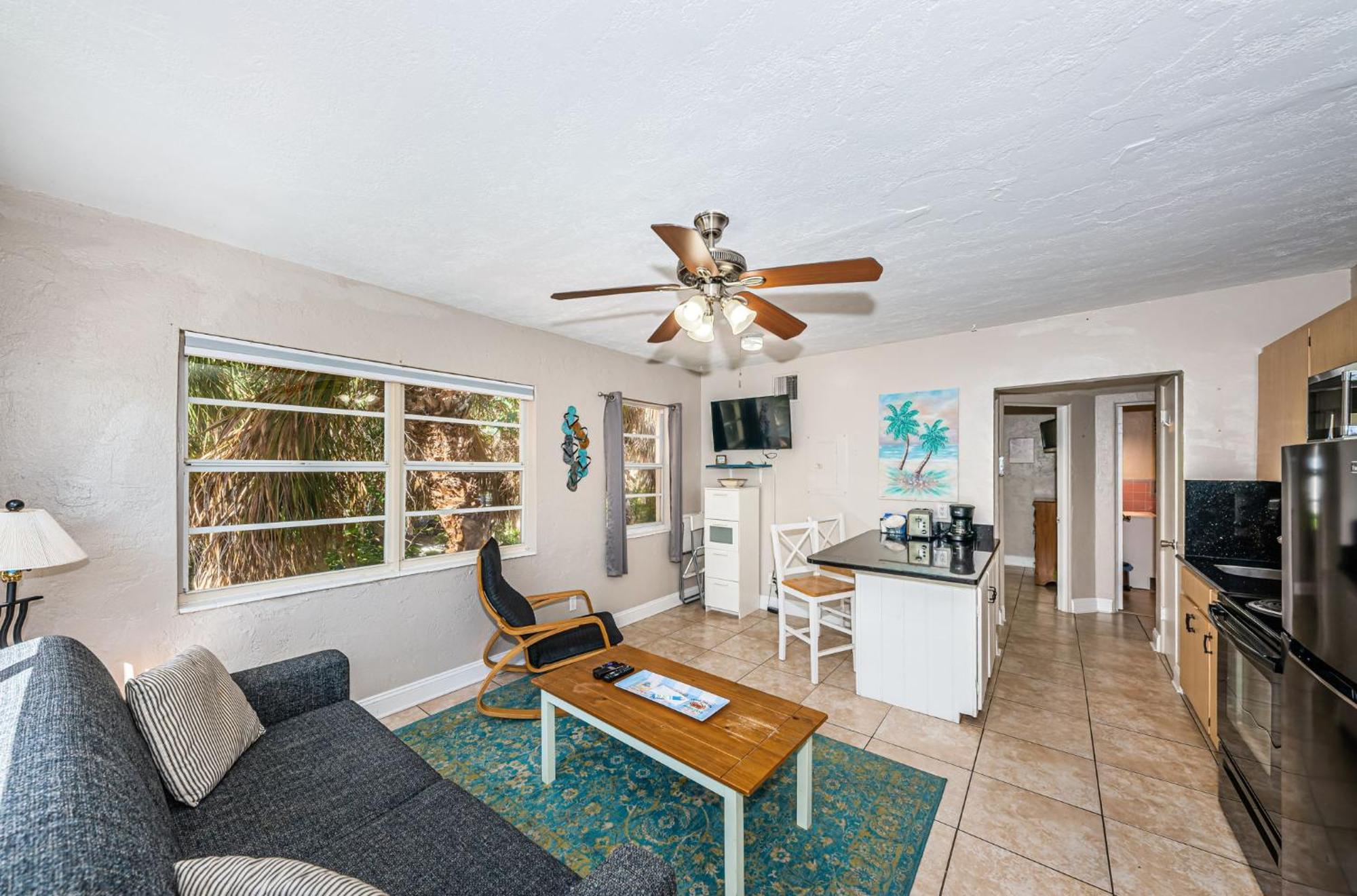 Apartment Tropical Blue Water Beachside 7