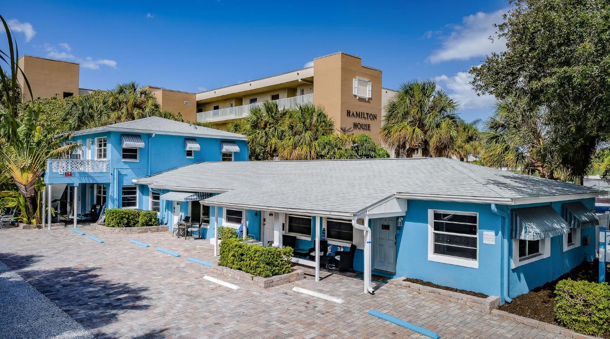 Blue Water Beachside 6 Apartment