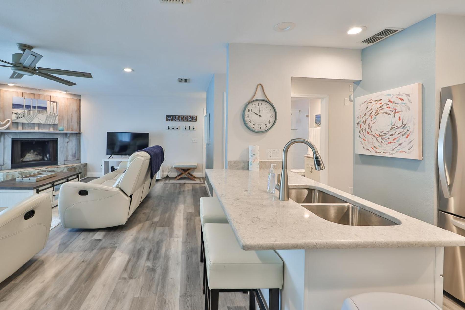 100 Steps To Beautiful Indian Rocks Beach, Oceanside, 2 Bedroom Updated Apartment *