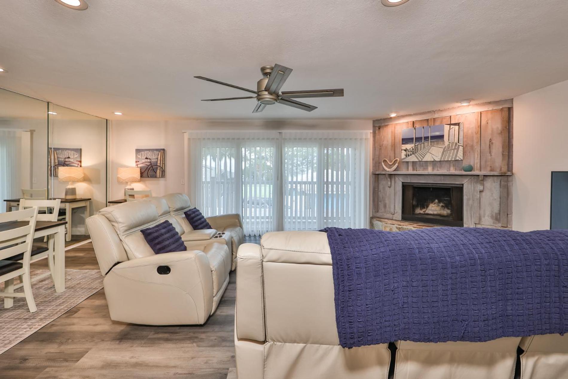 Apartment 100 Steps To Beautiful Indian Rocks Beach, Oceanside, 2 Bedroom Updated