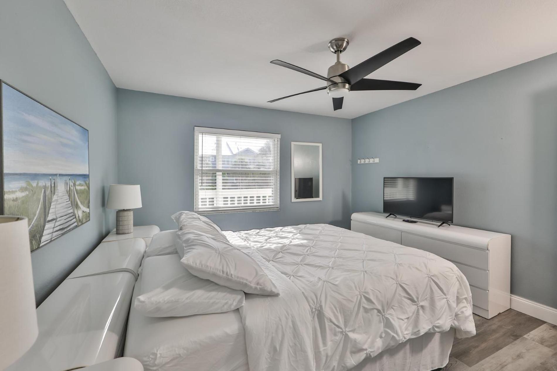 100 Steps To Beautiful Indian Rocks Beach, Oceanside, 2 Bedroom Updated