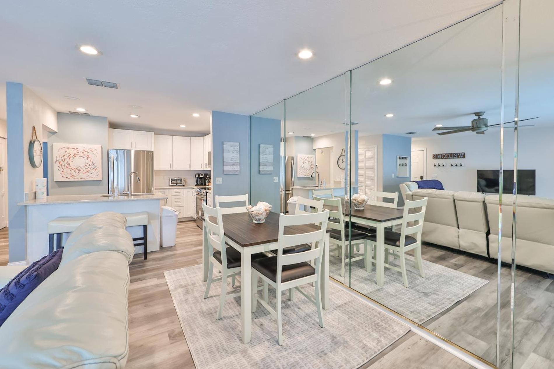Apartment 100 Steps To Beautiful Indian Rocks Beach, Oceanside, 2 Bedroom Updated