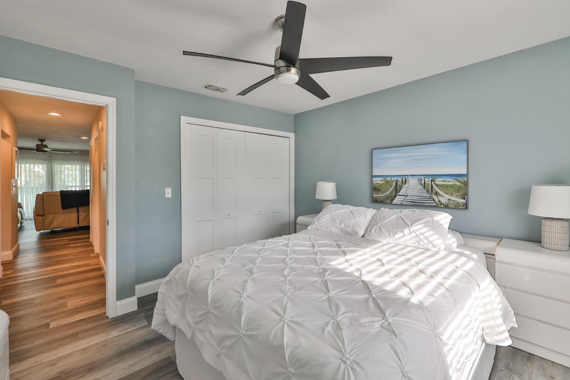 Apartment 100 Steps To Beautiful Indian Rocks Beach, Oceanside, 2 Bedroom Updated *