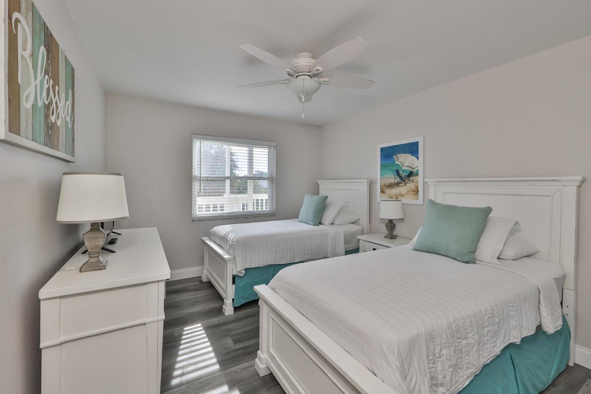 Apartment 100 Steps To Beautiful Indian Rocks Beach, Oceanside, 2 Bedroom Updated Clearwater Beach