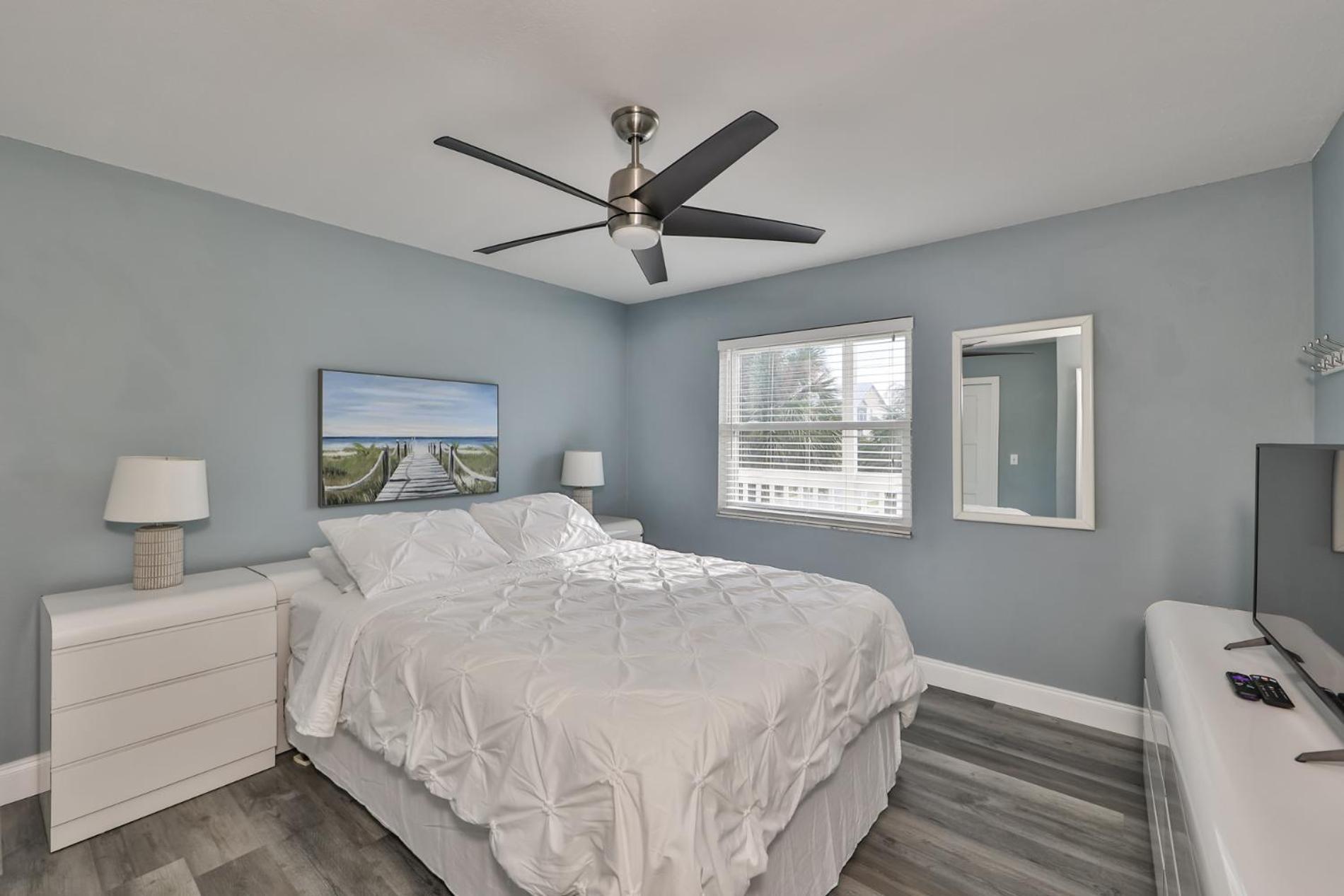 100 Steps To Beautiful Indian Rocks Beach, Oceanside, 2 Bedroom Updated Apartment Clearwater Beach