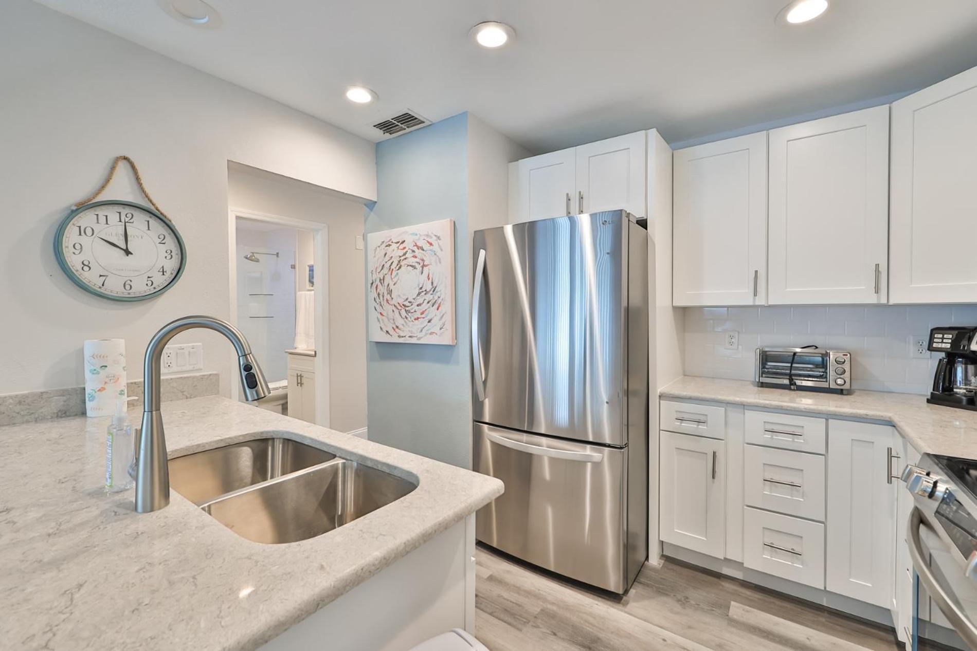 Apartment 100 Steps To Beautiful Indian Rocks Beach, Oceanside, 2 Bedroom Updated *