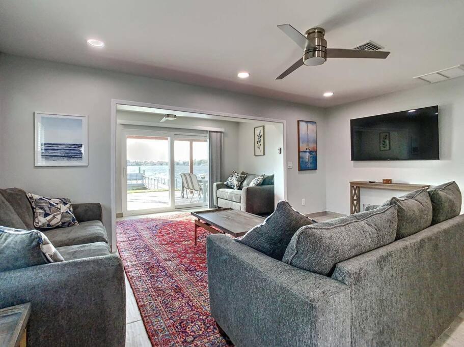 Magical Sunset Waterfront View, Renovated 3bd 2bth *
