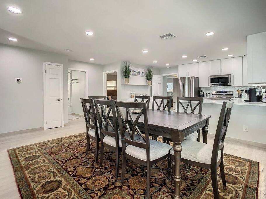 Magical Sunset Waterfront View, Renovated 3bd 2bth Holiday home Clearwater Beach