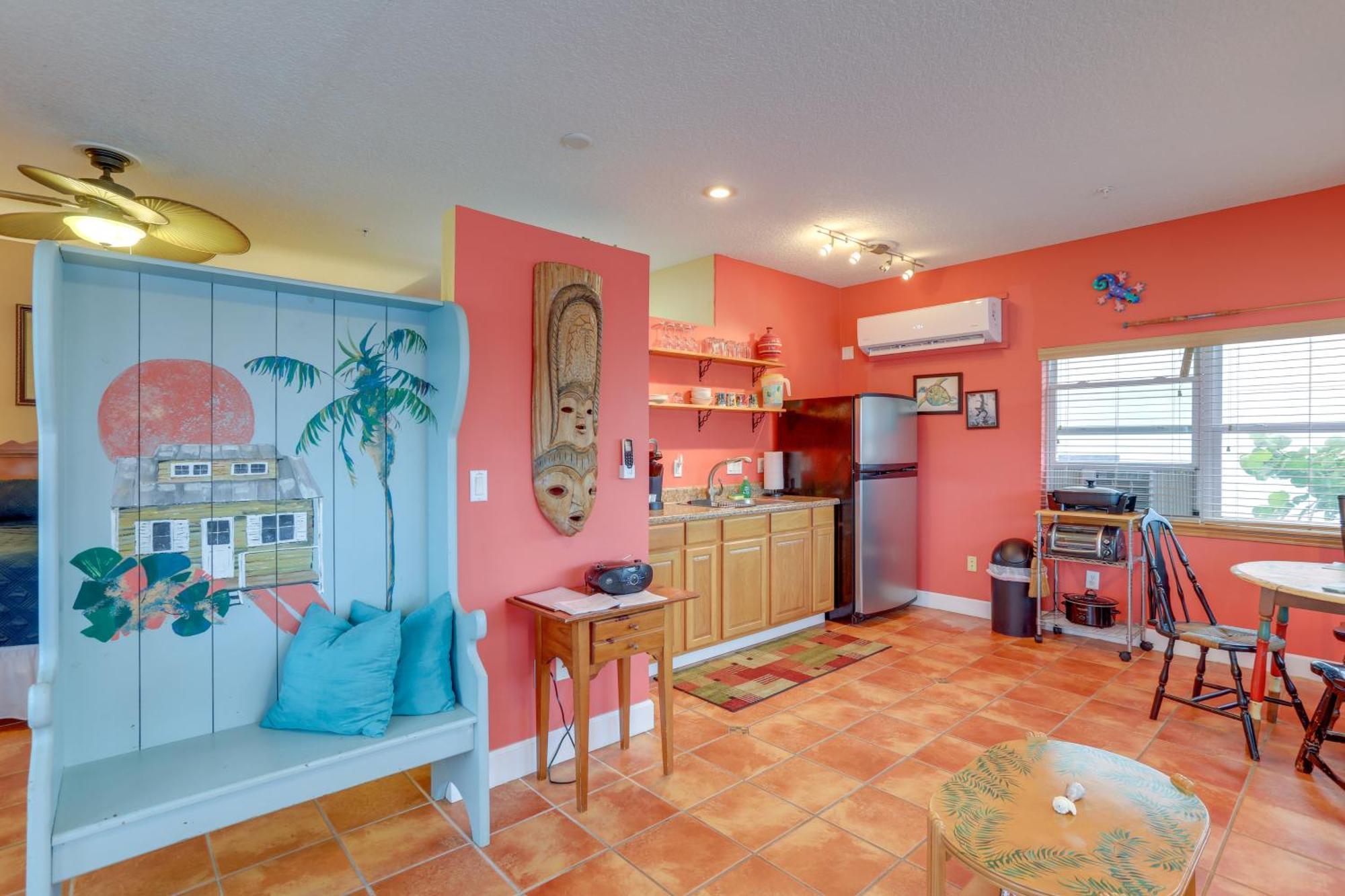 Vibrant - Walk To Indian Rocks Beach! Apartment *
