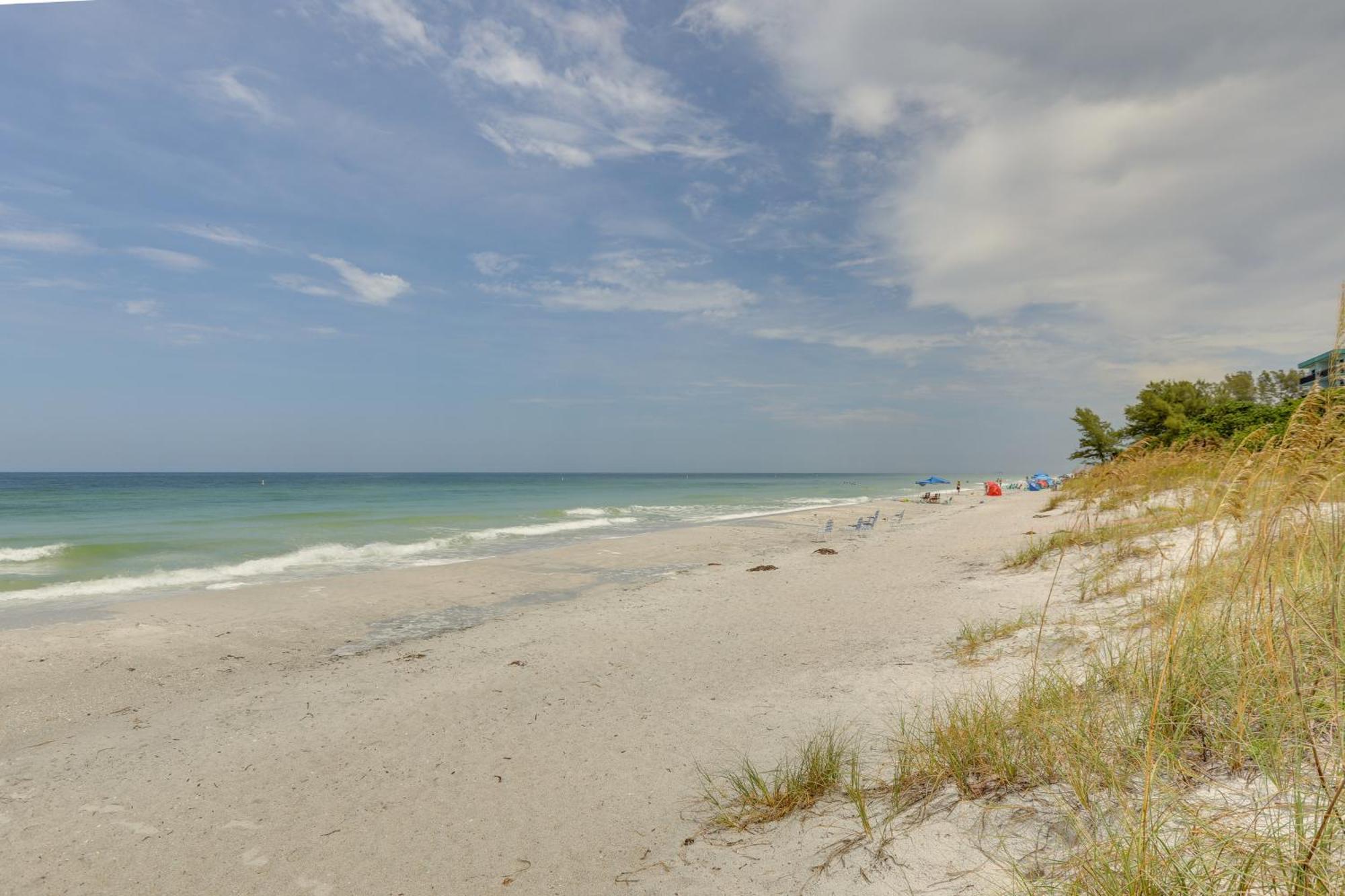 Vibrant - Walk To Indian Rocks Beach! Apartment